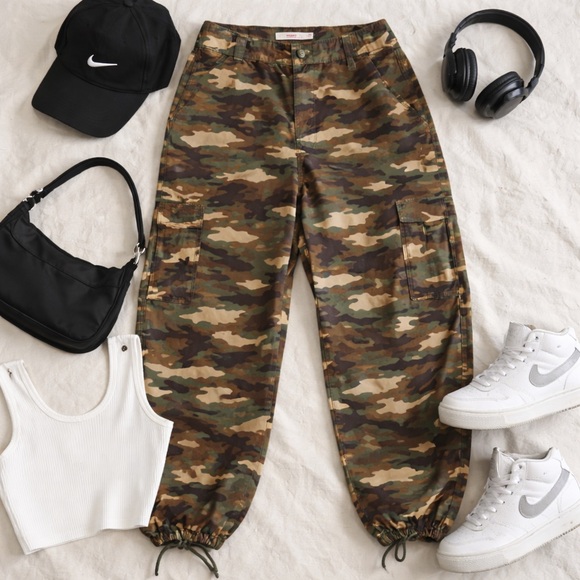 Levi’s ‘94 Baggy Cargo Pants Camo Print Size 29 Y2K - Picture 2 of 14